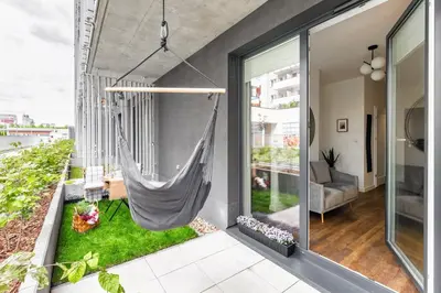 Balkon lub taras w obiekcie STACJA WOLA Apartment - Mini Ogródek & Hamak, Smart TV i WI-FI, Gumińska 1, 29m2