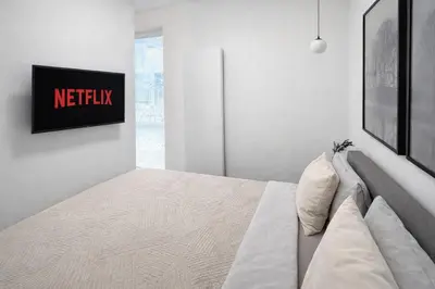Łóżko lub łóżka w pokoju w obiekcie STACJA WOLA Apartment - Mini Ogródek & Hamak, Smart TV i WI-FI, Gumińska 1, 29m2