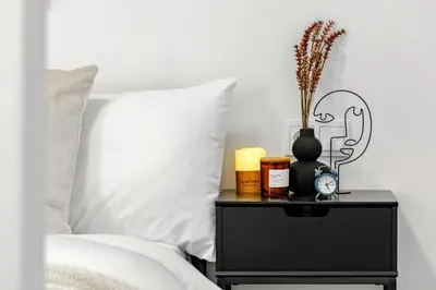 Łóżko lub łóżka w pokoju w obiekcie STACJA WOLA Apartment - Mini Ogródek & Hamak, Smart TV i WI-FI, Gumińska 1, 29m2