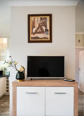 Telewizja i/lub zestaw kina domowego w obiekcie Prestige Verdant Apartment by BookingHost