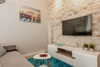 Telewizja i/lub zestaw kina domowego w obiekcie Close to Chopin airport, Moduo Cybernetyki, free parking by Cosmo Spirit