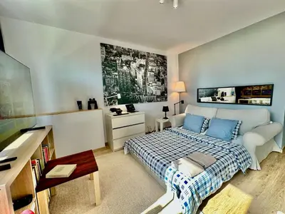 Łóżko lub łóżka w pokoju w obiekcie SAWA 4 metro fast WiFi 1 Gbs 70TV Netflix HBO Disney