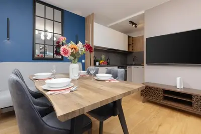 Telewizja i/lub zestaw kina domowego w obiekcie Warneńska Apartment by Noclegi Renters