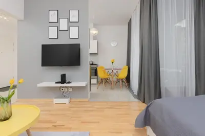 Telewizja i/lub zestaw kina domowego w obiekcie Warsaw Wola Apartment near Nocny Market by Noclegi Renters