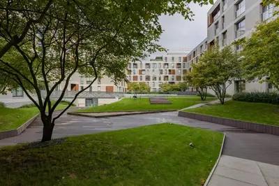 Ogród w obiekcie Warsaw Wola Apartment near Nocny Market by Noclegi Renters