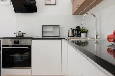 Kuchnia lub aneks kuchenny w obiekcie Warszawa Śródmieście Bonifraterska Apartments by Noclegi Renters