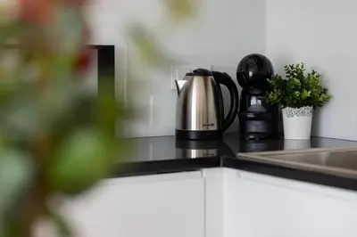 Zestaw do parzenia kawy i herbaty w obiekcie Warszawa Śródmieście Bonifraterska Apartments by Noclegi Renters