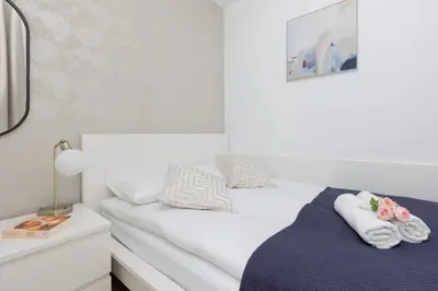 Łóżko lub łóżka w pokoju w obiekcie Warszawa Śródmieście Bonifraterska Apartments by Noclegi Renters