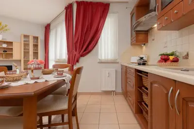 Kuchnia lub aneks kuchenny w obiekcie Pejzażowa Apartment Metro Wilanowska Mokotów by Noclegi Renters