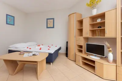 Telewizja i/lub zestaw kina domowego w obiekcie Pejzażowa Apartment Metro Wilanowska Mokotów by Noclegi Renters