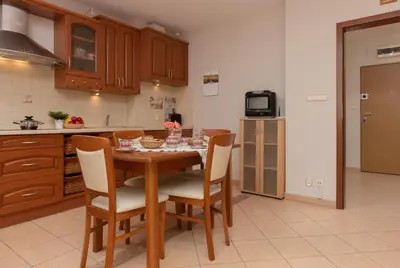 Kuchnia lub aneks kuchenny w obiekcie Pejzażowa Apartment Metro Wilanowska Mokotów by Noclegi Renters