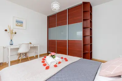 Łóżko lub łóżka w pokoju w obiekcie Spacious Apartment Pałac Jana III Wilanów by Noclegi Renters