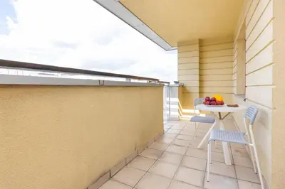 Balkon lub taras w obiekcie Spacious Apartment Pałac Jana III Wilanów by Noclegi Renters