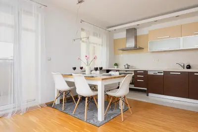 Kuchnia lub aneks kuchenny w obiekcie Spacious Apartment Pałac Jana III Wilanów by Noclegi Renters