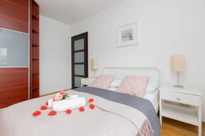 Łóżko lub łóżka w pokoju w obiekcie Spacious Apartment Pałac Jana III Wilanów by Noclegi Renters