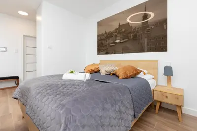 Łóżko lub łóżka w pokoju w obiekcie Śródmieście Warsaw Muranów Apartments with Parking by Noclegi Renters