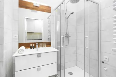 Łazienka w obiekcie Warsaw Prymasa Tysiąclecia Business Centre by Noclegi Renters