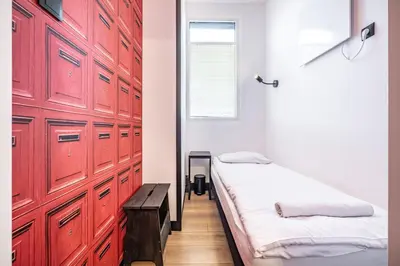 Łóżko lub łóżka w pokoju w obiekcie Vola Hostel