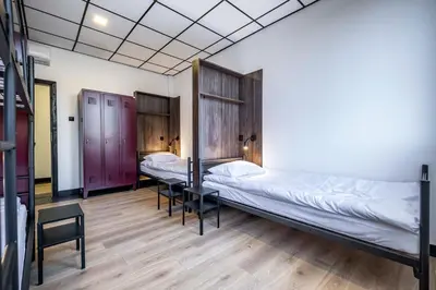 Łóżko lub łóżka w pokoju w obiekcie Vola Hostel