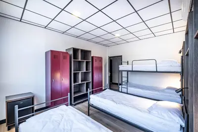 Łóżko lub łóżka w pokoju w obiekcie Vola Hostel