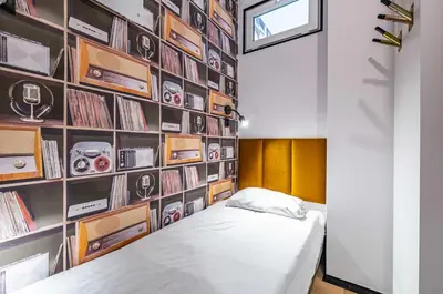 Łóżko lub łóżka w pokoju w obiekcie Vola Hostel