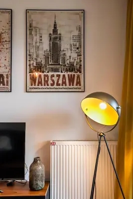 Telewizja i/lub zestaw kina domowego w obiekcie Navy Blue Apartment by BookingHost