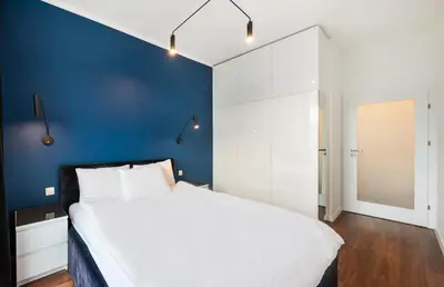 Łóżko lub łóżka w pokoju w obiekcie Navy Blue Apartment by BookingHost
