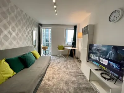 Telewizja i/lub zestaw kina domowego w obiekcie GREEN 4 Rondo 1 metro WiFi 65'TV Netflix HBO AppleTV Disney+