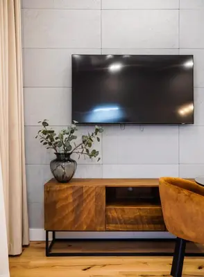 Telewizja i/lub zestaw kina domowego w obiekcie Złota Sophisticated Apartment by BookingHost