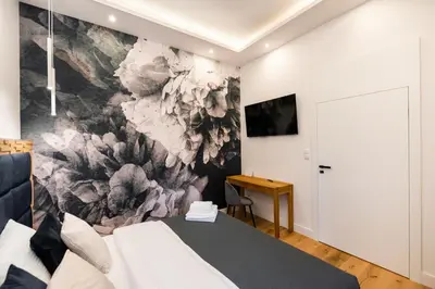 Telewizja i/lub zestaw kina domowego w obiekcie Złota Sophisticated Apartment by BookingHost