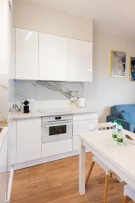Kuchnia lub aneks kuchenny w obiekcie Wola Lush Apartment by BookingHost