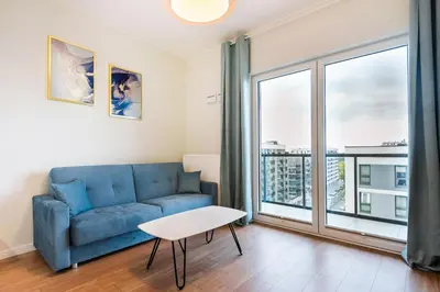 Część wypoczynkowa w obiekcie Wola Lush Apartment by BookingHost