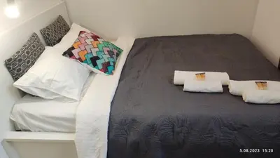 Łóżko lub łóżka w pokoju w obiekcie Be my Guest- Fontany Luxury Apartment Metro Wi-Fi free parking zone