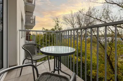Balkon lub taras w obiekcie Warsaw Sokołowska One Bedroom Apartament by Noclegi Renters