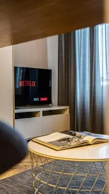 Telewizja i/lub zestaw kina domowego w obiekcie Mieszkanie z dużym terasem w Warszawie