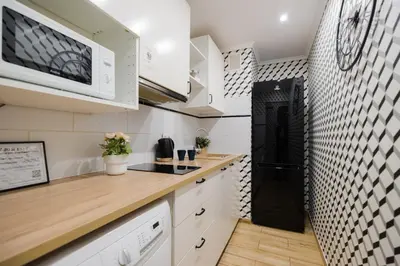 Kuchnia lub aneks kuchenny w obiekcie UnitApartments Rondo ONZ 3-pokojowe Apartamenty w Centrum Warszawy 1-8 osób Parking Metro WIFI Winda