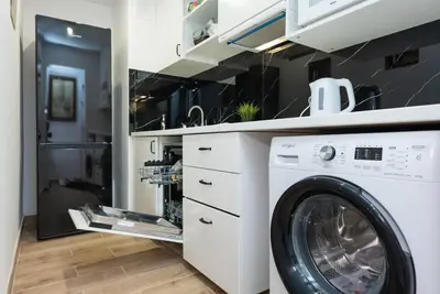 Kuchnia lub aneks kuchenny w obiekcie UnitApartments Rondo ONZ 3-pokojowe Apartamenty w Centrum Warszawy 1-8 osób Parking Metro WIFI Winda