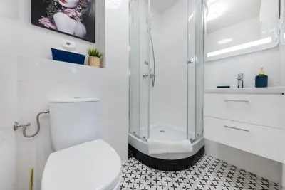 Łazienka w obiekcie UnitApartments Rondo ONZ 3-pokojowe Apartamenty w Centrum Warszawy 1-8 osób Parking Metro WIFI Winda