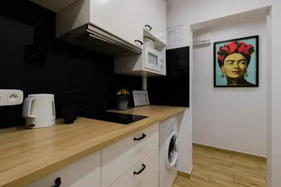 Kuchnia lub aneks kuchenny w obiekcie UnitApartments Rondo ONZ 3-pokojowe Apartamenty w Centrum Warszawy 1-8 osób Parking Metro WIFI Winda