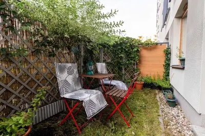 Ogród w obiekcie Modern 2 Bedroom Apartment with Parking Bemowo