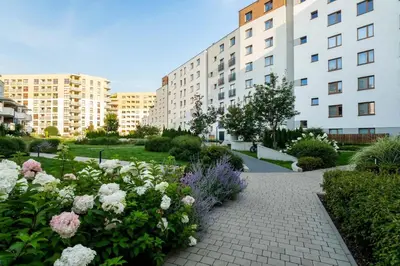 Ogród w obiekcie Modern 2 Bedroom Apartment with Parking Bemowo
