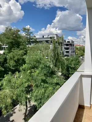 Balkon lub taras w obiekcie Spacious, quiet and bright apartment, close center - backyard parking - Mokotów
