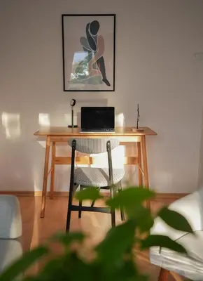 Telewizja i/lub zestaw kina domowego w obiekcie Spacious, quiet and bright apartment, close center - backyard parking - Mokotów