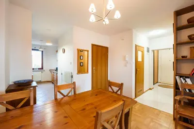 Część wypoczynkowa w obiekcie Woronicza Homey Wooden Apartment by BookingHost