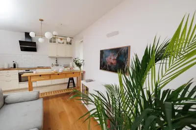 Telewizja i/lub zestaw kina domowego w obiekcie Maison Brühl - Apartamenty przy Ogrodzie Saskim