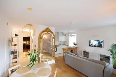 Telewizja i/lub zestaw kina domowego w obiekcie Maison Brühl - Apartamenty przy Ogrodzie Saskim