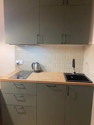Kuchnia lub aneks kuchenny w obiekcie Airport Green Apartment KL21 - air condition & free parking