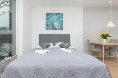 Łóżko lub łóżka w pokoju w obiekcie Metro Bielany Apartments with Parking by Noclegi Renters