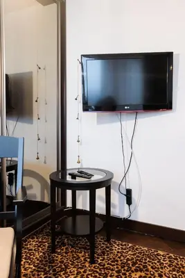 Telewizja i/lub zestaw kina domowego w obiekcie Smolna Romantic 9th Floor Studio by BookingHost