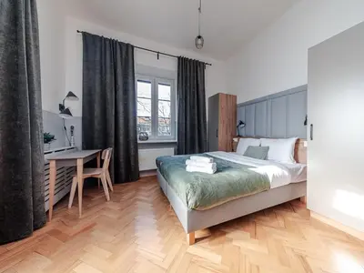 Łóżko lub łóżka w pokoju w obiekcie Old Town Eclectic Apartment for 6 people by BookingHost
